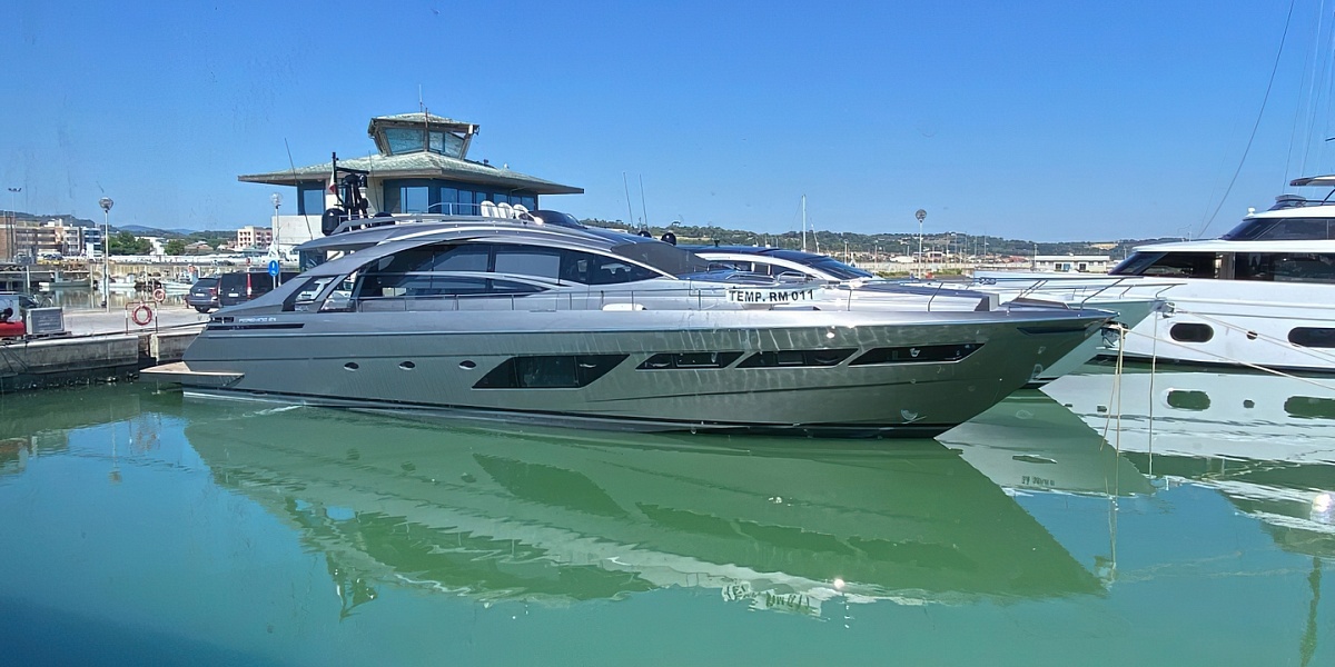 Продается моторная яхта PERSHING 8X 2022г.